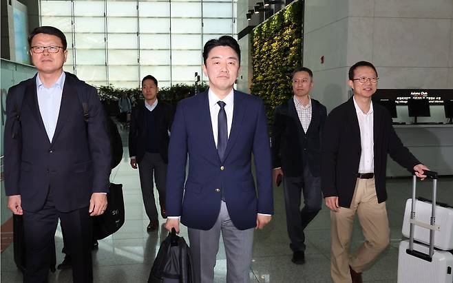 강훈식 대통령 비서실장이 19일 오전 인천국제공항 제1터미널에서 독일로 출국하고 있다. (사진/뉴스1)