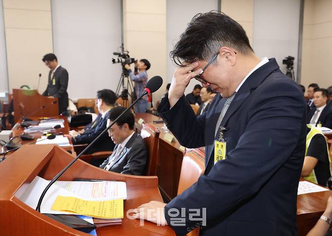 문지석 검사가 15일 서울 여의도 국회에서 열린 기후에너지환경노동위원회의 고용노동부 등에 대한 국정감사에 출석, 쿠팡CFS 퇴직금 미지급 검찰 수사 관련 질의에 답변하며 눈물을 흘리고 있다. 사진=이데일리DB