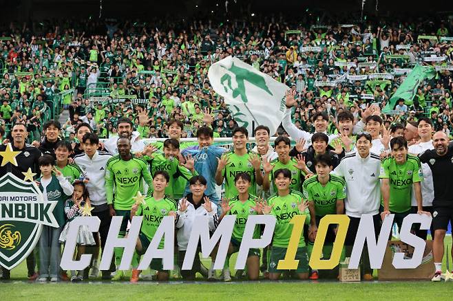 18일 전북 전주월드컵경기장에서 열린 2025 하나은행 K리그1 2025 풀리그 마지막 33라운드 경기에서 전북 현대가 수원 FC를 2-0으로 이기고 10번째 우승을 확정지었다. 우승을 확정한 뒤 선수들과 코치진이 기념 촬영을 하고 있다. 사진=연합뉴스