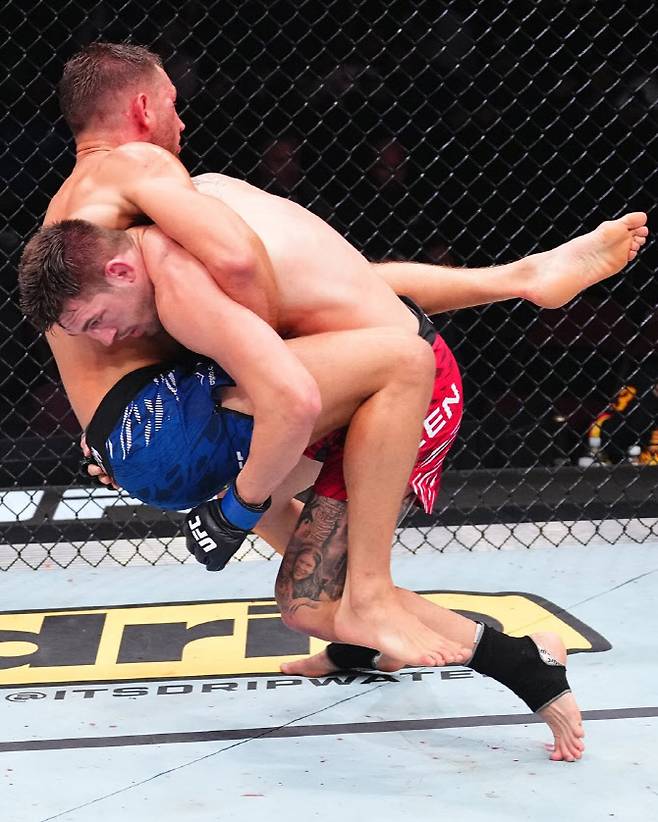 브렌던 앨런이 라이니어 더 리더를 테이크다운 시키고 있다. 사진=UFC