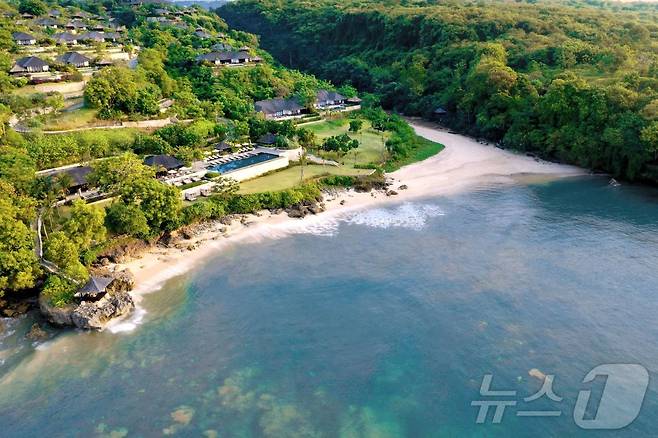 짐바란만 절벽 위에 자리한 리조트(래플스발리 제공)