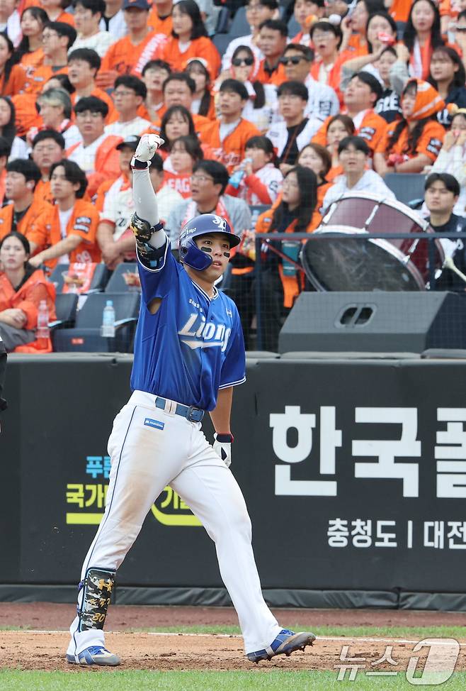 19일 대전 한화생명볼파크 열린 프로야구 2025 신한 SOL뱅크 KBO 플레이오프 2차전 삼성 라이온즈와 한화 이글스의 경기에서 3회초 1사 1, 2루 상황 삼성 김영웅의 우전 2타점 안타를 치고 주먹을 불끈쥐고 있다. 2025.10.19/뉴스1 ⓒ News1 김기태 기자