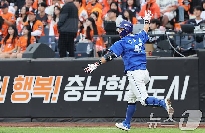 19일 대전 한화생명볼파크 열린 프로야구 2025 신한 SOL뱅크 KBO 플레이오프 2차전 삼성 라이온즈와 한화 이글스의 경기에서 9회초 2사 1루 상황 삼성 강민호가 홈런을 치고 환호하고 있다. 2025.10.19/뉴스1 ⓒ News1 김기태 기자