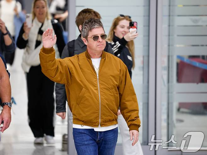 16년 만의 내한 공연을 앞둔 밴드 오아시스(Oasis)의 노엘 갤러거(Noel Gallagher)가 19일 오후 인천국제공항 2터미널을 통해 입국하며 팬들을 향해 인사하고 있다. 2025.10.19/뉴스1 ⓒ News1 안은나 기자