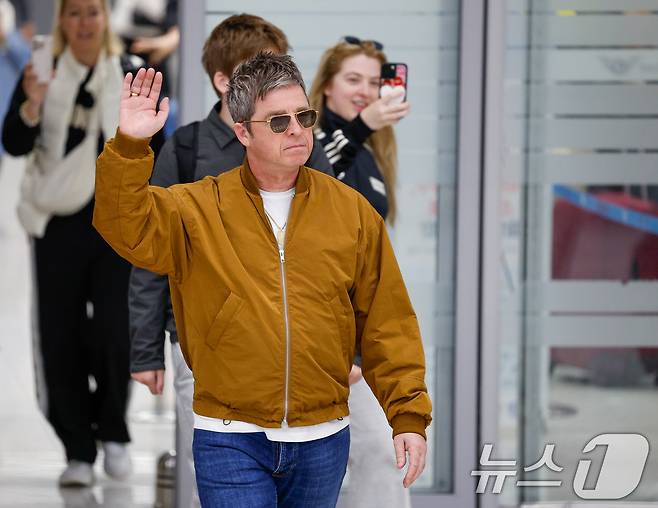 16년 만의 내한 공연을 앞둔 밴드 오아시스(Oasis)의 노엘 갤러거(Noel Gallagher)가 19일 오후 인천국제공항 2터미널을 통해 입국하며 팬들을 향해 인사하고 있다. 2025.10.19/뉴스1 ⓒ News1 안은나 기자