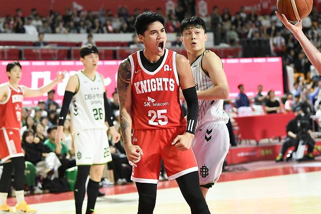 서울 SK는 19일 열린 2025-26 프로농구 경기에서 원주 DB를 81-66으로 꺾고 4연패를 끊었다. (KBL 제공)