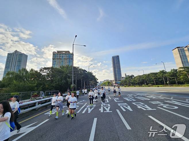 19일 서울 송파구 잠실 일대에서는  '2025 스타일런 with 송파구'가 개최됐다.ⓒ 뉴스1/김진희 기자.