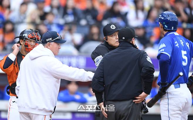한화 김경문 감독이 18일 대전 한화생명볼파크에서 열린 2025 KBO 포스트시즌 플레이오프 1차전 삼성과 경기 3회초 무사1,3루 상대 구자욱이 폰세 투구 인터벌로 항의하자 박기택 구심에 항의하고 있다. 대전 | 최승섭기자 thunder@sportsseoul.com