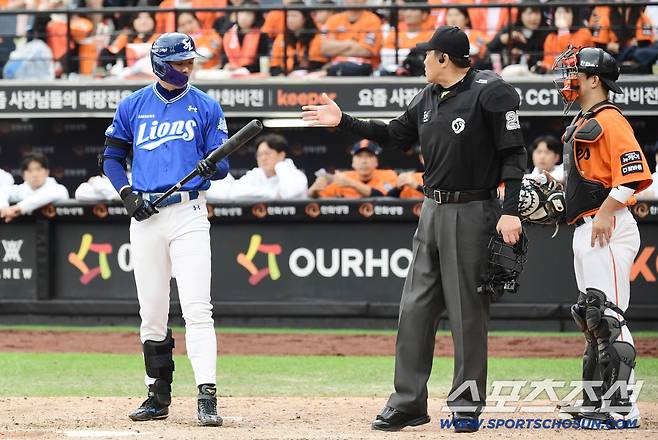 폰세 투구에 불만을 드러내는 구자욱.