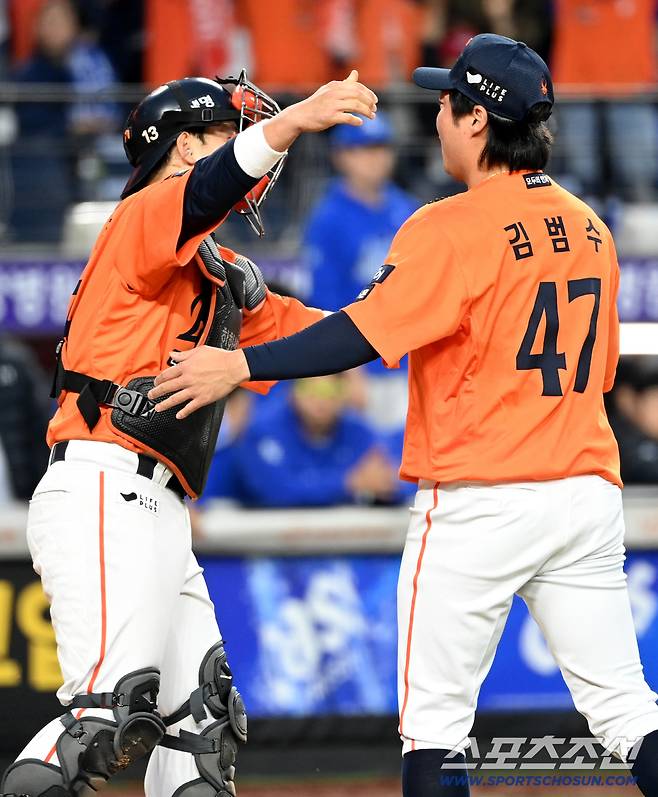 18일 대전한화생명볼파크에서 열린 삼성과 한화의 PO 1차전. 한화가 9대8로 승리했다. 경기를 끝낸 후 기쁨을 나누는 김범수 최재훈 배터리의 모습. 대전=허상욱 기자wook@sportschosun.com/2025.10.18/