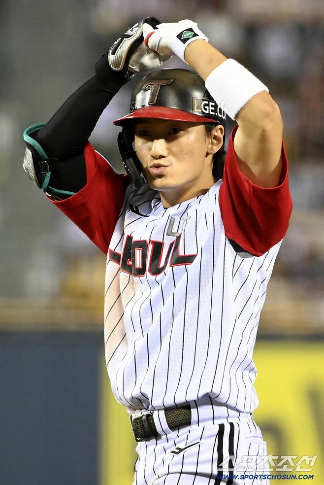 14일 잠실야구장에서 열린 KIA와 LG의 경기, 8회말 무사 만루 신민재가 1타점 적시타를 치고 기뻐하고 있다. 잠실=허상욱 기자wook@sportschosun.com/2025.09.14/