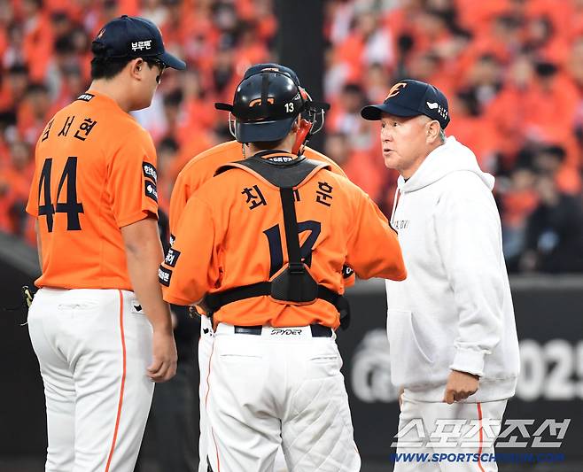18일 대전 한화생명볼파크에서 열린 삼성과 한화의 PO 1차전. 9회초 이재현에게 홈런을 허용한 김서현 위로하는 김경문 감독. 대전=송정헌 기자songs@sportschosun.com/2025.10.18/