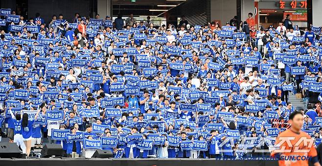 3루 관중석의 삼성 팬들이 응원전을 펼치고 있다. 대전=허상욱 기자wook@sportschosun.com/2025.10.19/