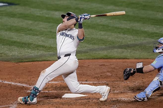 시애틀 매리너스 칼 롤리가 18일(한국시각) 토론토와의 ALCS 5차전서 8회말 동점 솔로포를 날리고 있다. EPA연합뉴스