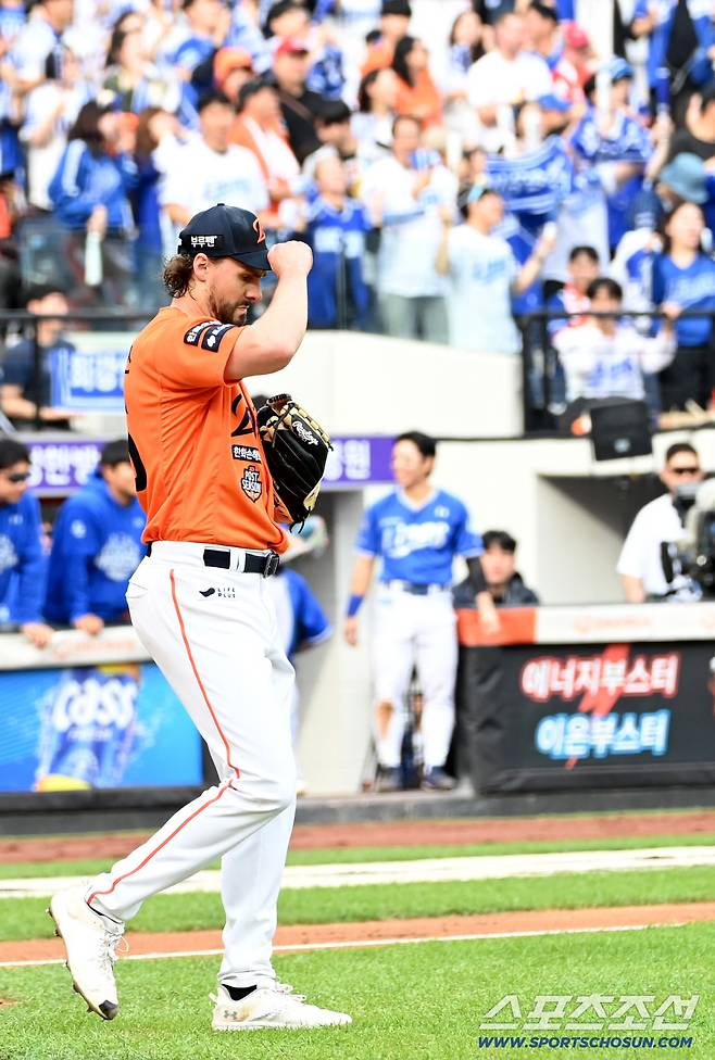 19일 대전한화생명볼파크에서 열린 삼성과 한화의 PO 2차전. 3회초 2사 1루 와이스가 김태훈에 적시타를 내주며 아쉬워하고 있다. 대전=허상욱 기자wook@sportschosun.com/2025.10.19/