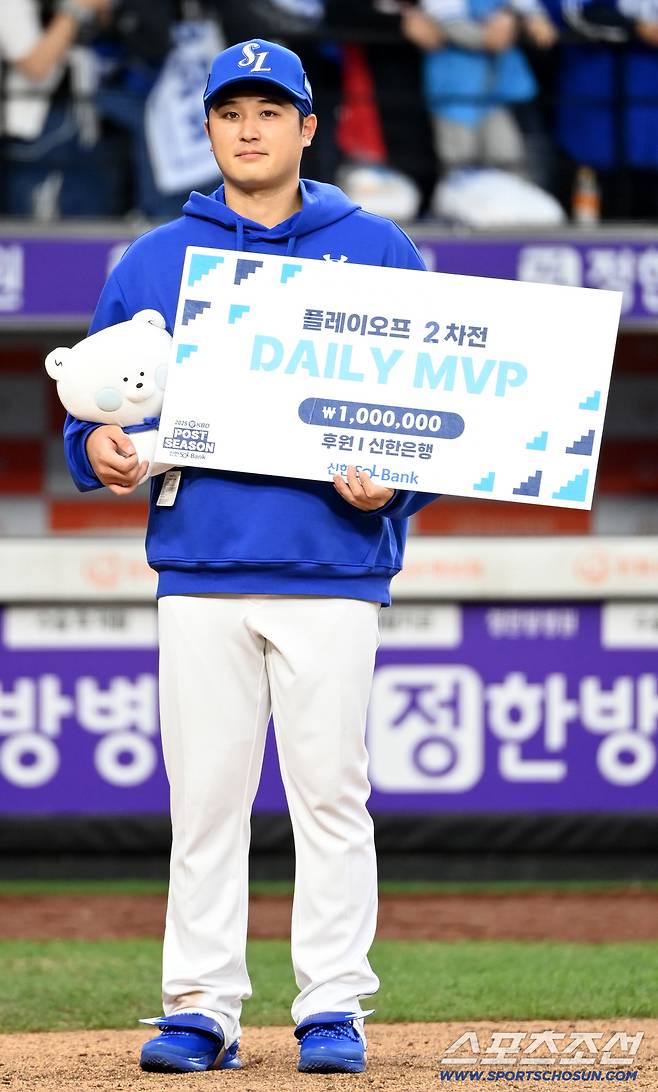 19일 대전한화생명볼파크에서 열린 삼성과 한화의 PO 2차전. 삼성이 7대3으로 승리했다. 플레이오프 2차전 VP 최원태의 모습. 대전=허상욱 기자wook@sportschosun.com/2025.10.19/