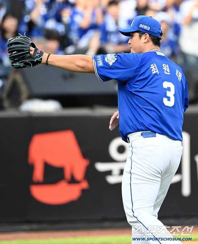 19일 대전한화생명볼파크에서 열린 삼성과 한화의 PO 2차전. 5회말 투구를 무실점으로 마친 최원태가 강민호에게 고마움을 전하고 있다. 대전=허상욱 기자wook@sportschosun.com/2025.10.19/