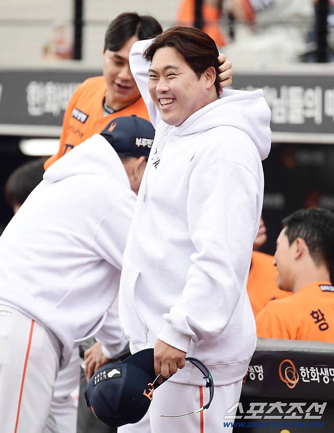 19일 대전 한화생명볼파크에서 열린 삼성과 한화의 PO 2차전. 삼성 선수들과 밝은 표정으로 인사를 나누고 있는 한화 류현진. 대전=송정헌 기자songs@sportschosun.com/2025.10.19/