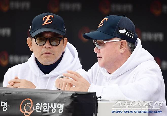 19일 대전 한화생명볼파크에서 열린 삼성과 한화의 PO 2차전. 양상문 코치와 대화를 나누고 있는 김경문 감독. 대전=송정헌 기자songs@sportschosun.com/2025.10.19/