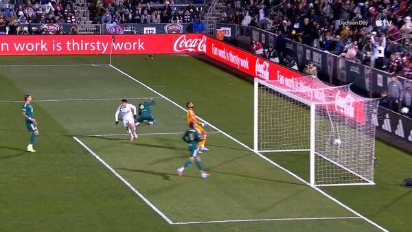 손흥민이 득점에 성공하자 분함을 참지 못하고 잔디를 내리치는 롭 홀딩. ⓒ애플티비