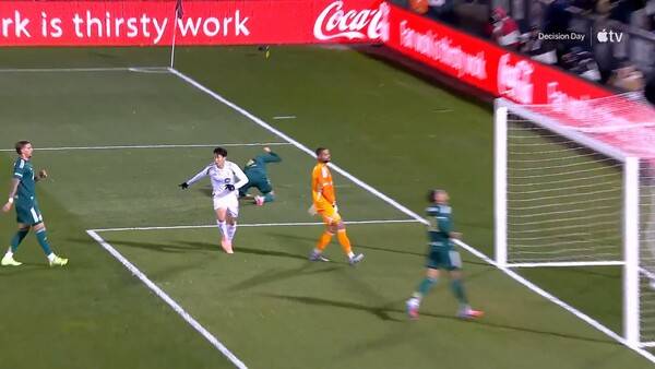 손흥민이 득점에 성공하자 분함을 참지 못하고 잔디를 내리치는 롭 홀딩. ⓒ애플티비