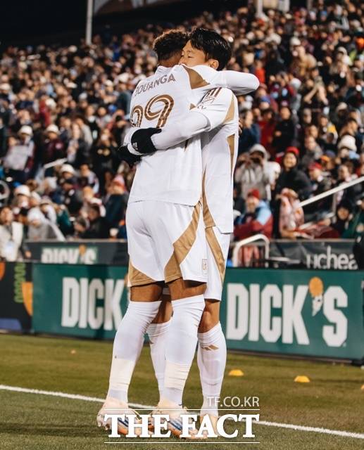 LAFC의 공격을 이끌고 있는 '흥부 듀오'의 감격적 포옹./LAFC