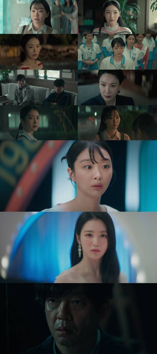 JTBC 토일드라마 ‘백번의 추억’에서 영혼의 단짝이었던 김다미와 신예은의 우정이 시험대에 올랐다. 신예은이 김다미와 자신의 첫사랑 허남준의 관계를 알게 된 후 미스코리아 대회에서 운명적 라이벌로 재회했다. 두 사람의 갈등이 깊어지는 가운데, 신예은의 어두운 과거를 손에 쥔 박지환이 등장하며 극의 긴장감을 최고조로 이끌었다. 무너진 신예은의 눈물 고백과 함께 두 친구의 관계가 파국으로 치닫는 모습이 그려져 오늘 밤 방송될 최종회 결말에 대한 궁금증을 증폭시켰다.