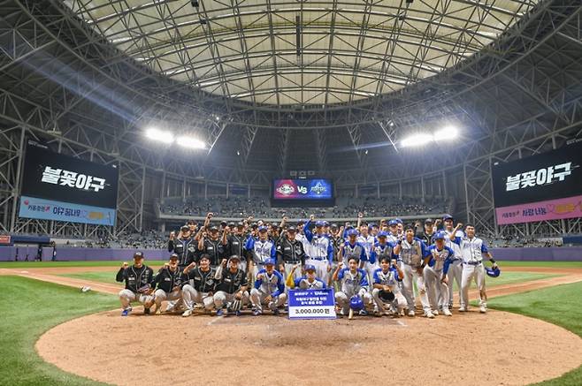 '불꽃야구'가 19일 오후 5시, 대전 파이터즈파크에서 동의과학대학교와 역사적인 홈 첫 생중계 경기를 치른다. SBS Plus에서 독점 생중계되는 이번 경기는 불꽃야구의 네 번째 생중계이며, 앞선 2승 1패의 전적을 넘어 홈에서 승리를 노린다. 상대는 대학야구의 신흥 강자로 떠오른 동의과학대학교로, 롯데 자이언츠 우승 주역 염종석 감독이 이끌고 있다. 김성근 감독의 노련한 경기 운영과 염종석 감독의 패기 넘치는 전략이 맞붙는 감독 간의 지략 대결도 주요 관전 포인트다.