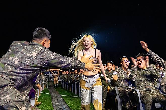 지난달 23일 경기도 남양주 육군 제73보병사단에서 열린 위문열차에 출연한 여성 아이돌이 장병들과 하이파이브를 하고 있다. /양수열 영상미디어 기자