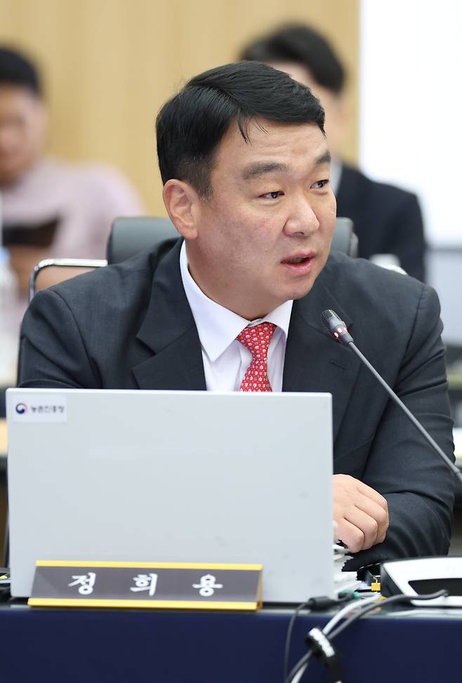 정희용 국민의힘 의원이 지난 17일 전북 전주시 농촌진흥청에서 열린 농림축산식품해양수산위원회 국정감사에서 질의를 하고 있다. /뉴스1