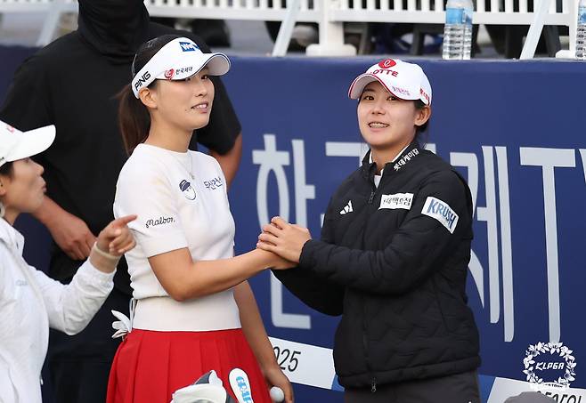이율린(왼쪽)을 응원하는 황유민./KLPGA