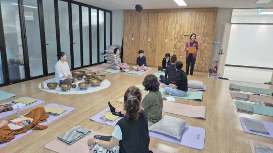 대전시교육청 에듀힐링센터 '마음채움' 연수실에서 열린 싱잉볼 명상 테라피 클래스에 참가한 교직원들이 잔잔한 울림 속에서 심신의 안정을 경험하고 있다. 은은한 소리와 향이 어우러진 공간에서 교직원들은 잠시 긴장을 내려놓고 자신에게 집중하는 시간을 가졌다. 대전교육청 제공