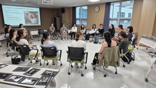 대전시교육청 에듀힐링센터에서 진행된 심영섭 대구사이버대 상담심리학과 교수의 사진 테라피 클래스에 참여한 교직원들이 각자 선택한 사진을 통해 감정을 표현하며 대화를 나누고 있다. 사진을 매개로 마음의 이야기를 공유하는 시간을 통해 정서적 회복과 공감의 순간을 이어가고 있다. 대전교육청 제공