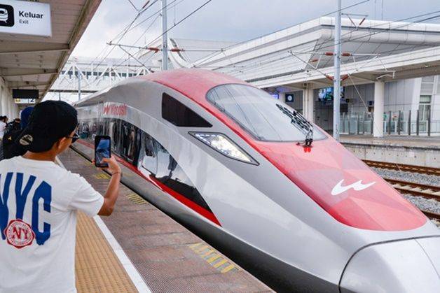 2023년 10월2일 개통한 인도네시아 고속철 ‘후쉬’(Whoosh). 인도네시아 수도 자카르타와 제3의 도시 반둥을 오가는 고속열차 구간 142㎞를 40분 만에 주파한다. ⓒ 신화/연합뉴스