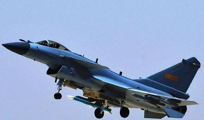 훈련 중인 중국 젠(殲·J)-10C 전투기. 인도네시아 정부는 지난 15일 J-10C를 최소 42대 도입하기로 결정했다고 밝혔다. J-10C 전투기는 지난 5월 초 인도와 파키스탄의 국경 분쟁 당시 인도가 운용하던 프랑스제 라팔 전투기를 격추시키며 국제적인 관심을 끌었다. ⓒ 신화/뉴시스