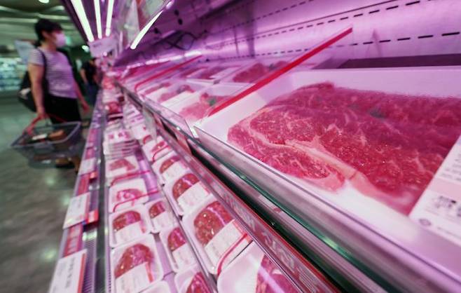 한 대형마트에서 한 시민이 소고기를 살펴보고 있다. ⓒ뉴시스