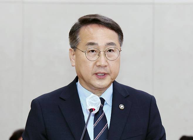 김인호 산림청장이 17일 오전 서울 여의도 국회에서 열린 산불피해지원대책특별위원회 전체회의에서 경북·경남·울산 초대형 산불 피해구제 및 지원 등을 위한 특별법안 통과 후 발언하고 있다. 2025.09.18 서울=뉴시스