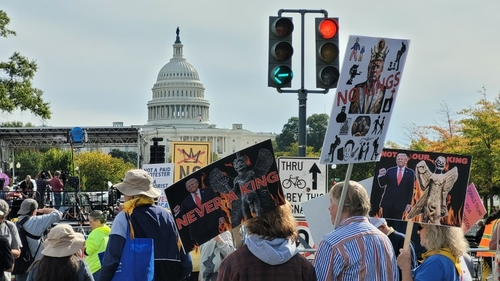 18일(현지시간) 미국 워싱턴DC에서 열린 반(反)트럼프 집회인 ‘노 킹스’(No Kings·왕은 없다) 시위에 도널드 트럼프 대통령을 비판하는 팻말을 든 참가자들이 집결하고 있다.  [워싱턴=연합뉴스]