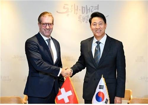 오세훈(오른쪽) 서울시장과 콘라딘 크라머 스위스 바젤슈타트 주지사가 지난 17일 서울시장 집무실에서 건축문화 분야 상호 협력을 위한 업무협약(MOU)을 체결하고 기념촬영을 하고 있다. [서울시 제공]