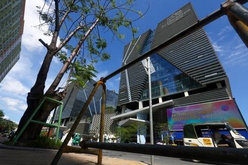 캄보디아에서 한국인 납치·감금 등 조직범죄 피해가 잇따라 발생하면서 정부가 이르면 이달 중 범죄조직을 대상으로 금융 제재에 착수할 전망이다. 사진은 이날 캄보디아 프놈펜에 위치한 범죄집단 프린스그룹 본사. 연합뉴스