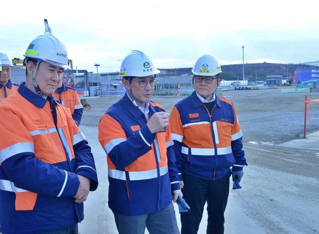 최윤범(가운데) 고려아연 회장이 최근 울산 온산제련소를 방문해 게르마늄 설비 신설 현장을 점검하고 있다. 고려아연 제공