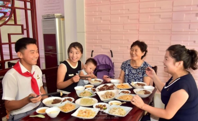 식량난 해결 방안으로 분식 소비를 독려하고 있는 북한에서 최근 '짜장면'이 새로운 인기 메뉴로 자리 잡고 있다. 사진=조선신보 연합뉴스