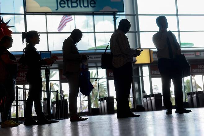 구직용 증명사진도 점차 인공지능(AI)이 대세로 자리 잡을 전망이다. 지난해 6월 26일(현지시간) 미국 플로리다주 선라이즈의 아메런트 은행 체육관에서 열린 취업박람회에서 구직자들이 면접을 위해 대기하고 있다. AFP 연합