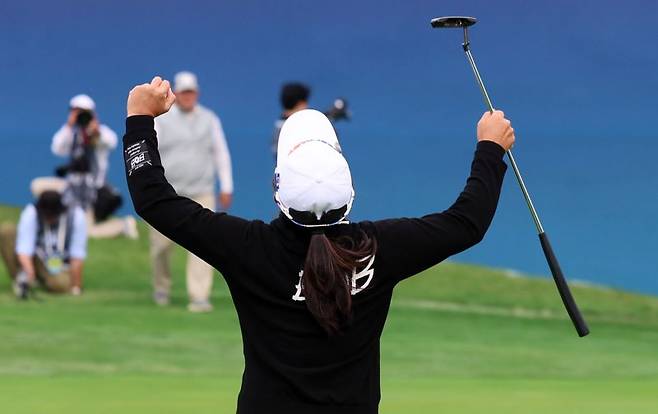 19일 오후 전남 해남 파인비치 골프링크스에서 열린 BMW 레이디스 챔피언십 2025 파이널 라운드에서 24언더파로 최종 우승한 김세영이 기뻐하고 있다. 뉴시스