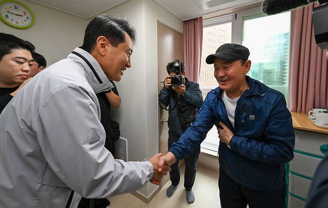 오세훈 서울시장(왼쪽)이 지난 14일 서울 중구 해든센터에서 열린 남대문 쪽방촌 임대주택 '해든집' 입주 축하 행사에 참석해 입주민과 인사를 나누고 있다. 연합뉴스