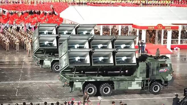 지난 10일 평양 김일성광장에서 노동당 창건 80주년 경축 열병식이 성대히 거행됐다고 조선중앙TV가 11일 보도했다. 열병식에 등장한 신형무기 드론 발사대 차량. 조선중앙TV 캡처