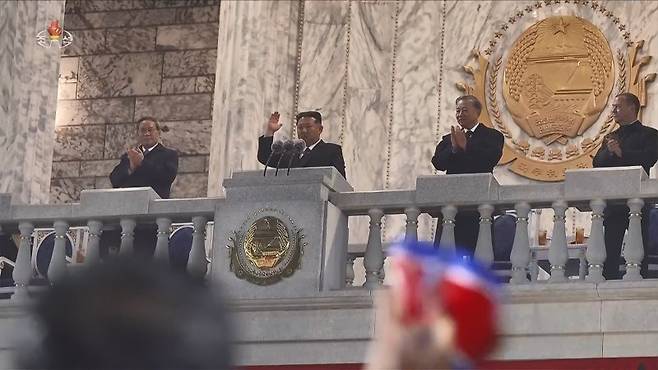 지난 10일 평양 김일성광장에서 노동당 창건 80주년 경축 열병식이 성대히 거행됐다고 조선중앙TV가 11일 보도했다. 오른쪽부터 드미트리 메드베데프 러시아 국가안보위원회 부의장, 또 럼 베트남 공산당 서기장, 김정은 국무위원장, 리창 중국 국무원 총리. 조선중앙TV 캡처