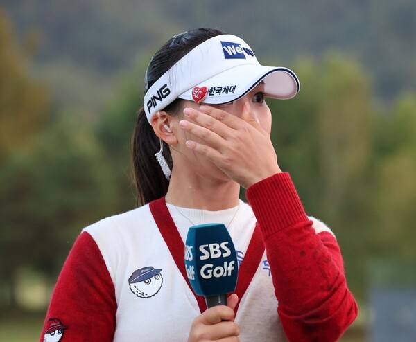 2025년 한국여자프로골프(KLPGA) 투어 상상인·한경 와우넷 오픈에서 박지영과 연장 접전 끝에 우승한 이율린 프로가 우승 직후 인터뷰에서 눈물을 흘리는 모습이다. 사진제공=KLPGA (사진을 무단으로 사용하지 마십시오.)