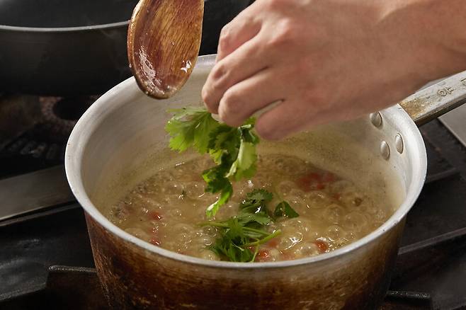 조광효 셰프가 죽을 만들고 있다. 염서정 스튜디오 어댑터