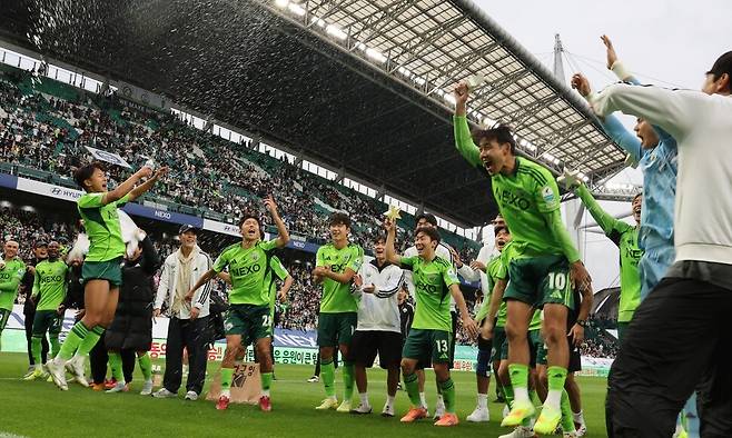 전북 현대 선수와 코치진이 18일 전북 전주월드컵경기장에서 열린 2025 하나은행 K리그1 마지막 33라운드 경기에서 수원FC를 꺾고 우승을 확정 지은 뒤 환호하고 있다. 연합뉴스